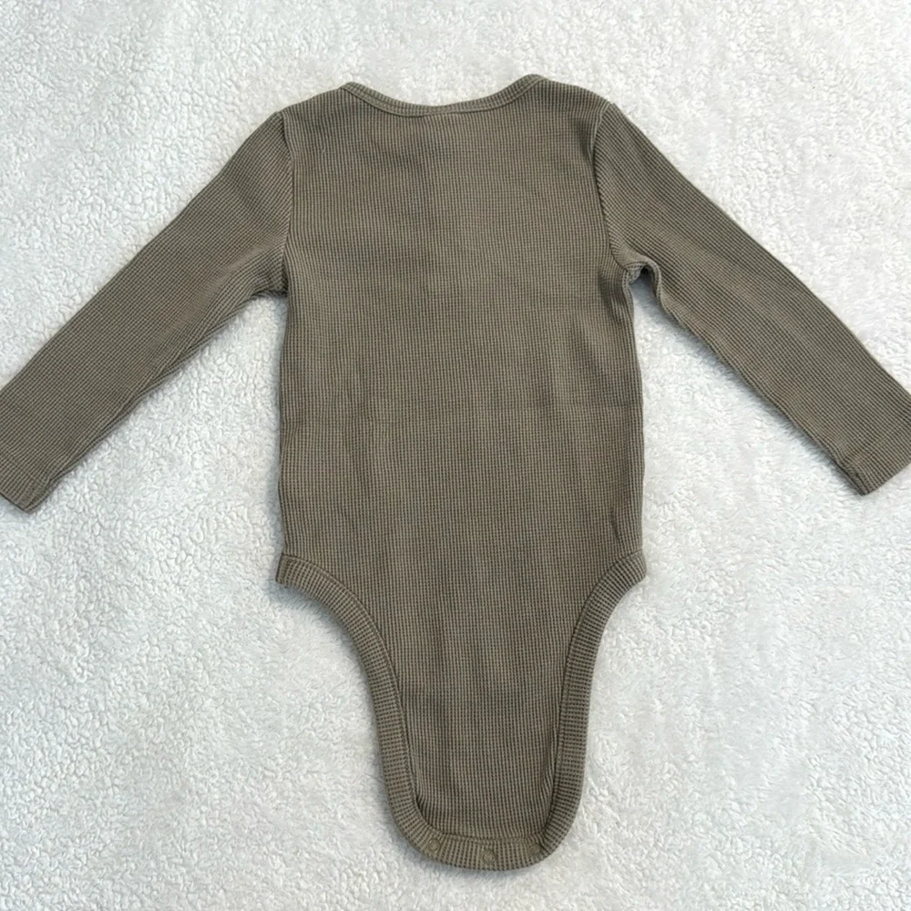 3/$15 🌸 Old Navy Unisex Long Sleeve Thermal Knit Henley Bodysuit Birch Leaf